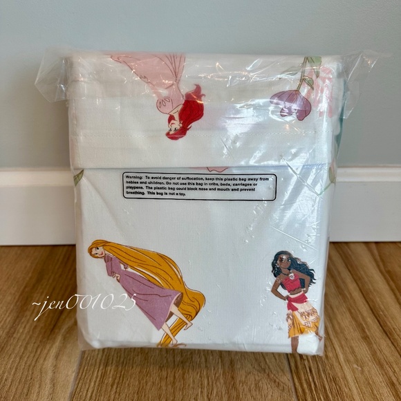 Queen Disney Princess Characters Sheet Set - The Disney Collection by Pillowfort - Picture 8 of 8